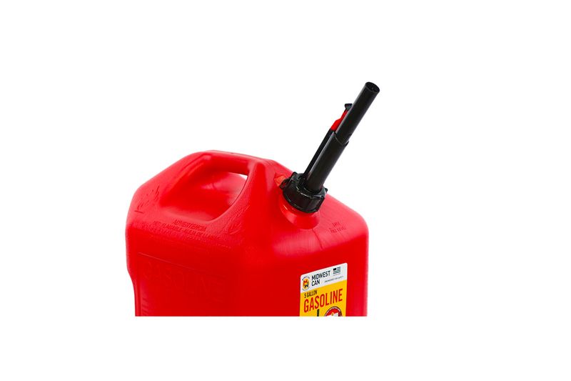 Bidón plástico para gasolina con boquilla 5 gal Midwest, detalle cercano del tapón y la boquilla negra instalada
