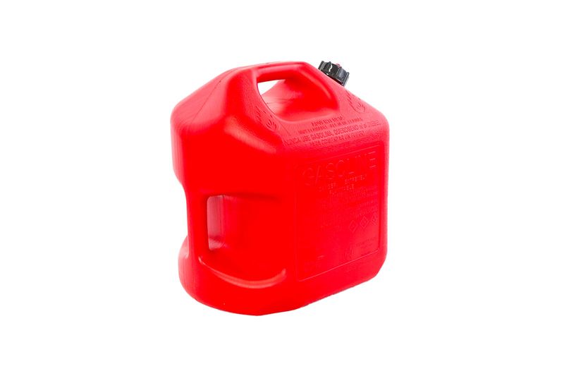 Bidón plástico para gasolina con boquilla 5 gal Midwest, vista lateral del recipiente rojo con advertencias grabadas