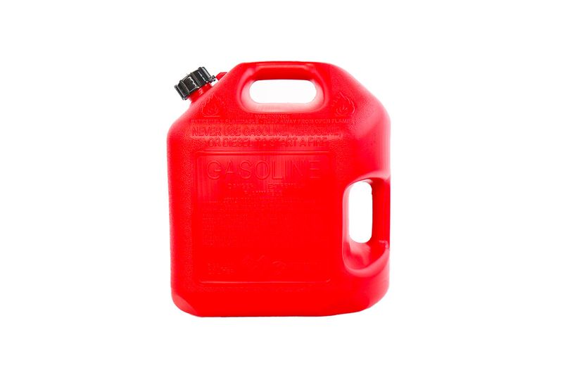 Bidón plástico para gasolina con boquilla 5 galones Midwest, vista frontal del recipiente rojo con advertencias en relieve