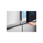 Refrigerador Inverter InstaView sin dispensador para negra SBS 655 L silver LG, detalle de mano abriendo la puerta negra