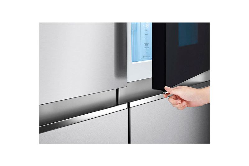 Refrigerador Inverter InstaView sin dispensador para negra SBS 655 L silver LG, detalle de mano abriendo la puerta negra