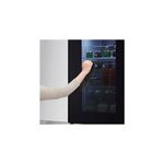 Refrigerador Inverter InstaView sin dispensador negra SBS 655 L silver LG, mano abriendo la puerta derecha con alimentos