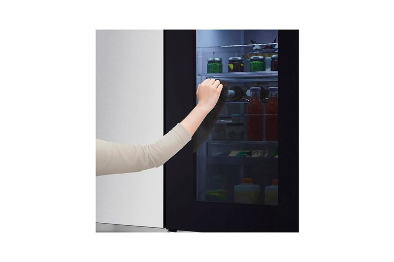 Refrigerador Inverter InstaView sin dispensador negra SBS 655 L silver LG, mano abriendo la puerta derecha con alimentos