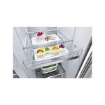 Refrigerador Inverter InstaView sin dispensador 655 L silver LG, acercamiento al cajón Utility Box con postres y quesos
