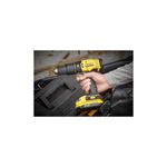 Taladro inalámbrico 1/2 pulgada V20 Stanley, sostenido por una mano sobre su maletín de transporte negro