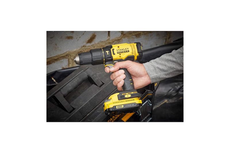 Taladro inalámbrico 1/2 pulgada V20 Stanley, sostenido por una mano sobre su maletín de transporte negro