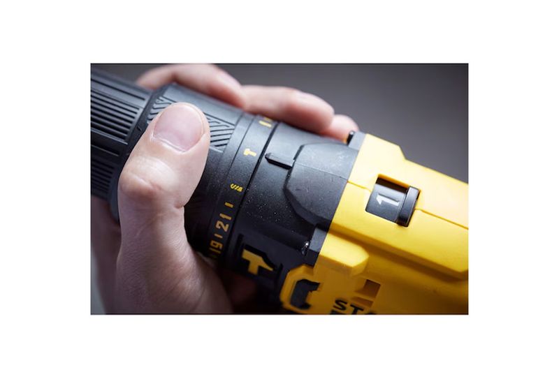 Taladro inalámbrico 1/2 pulgada V20 Stanley, primer plano de la mano ajustando el anillo de torque del equipo