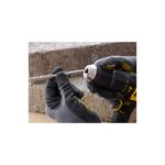 Taladro inalámbrico 1/2 pulgada V20 Stanley, primer plano de manos con guantes insertando una broca en el mandril
