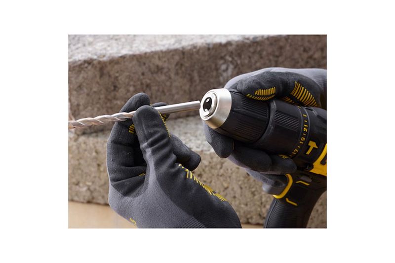 Taladro inalámbrico 1/2 pulgada V20 Stanley, primer plano de manos con guantes insertando una broca en el mandril