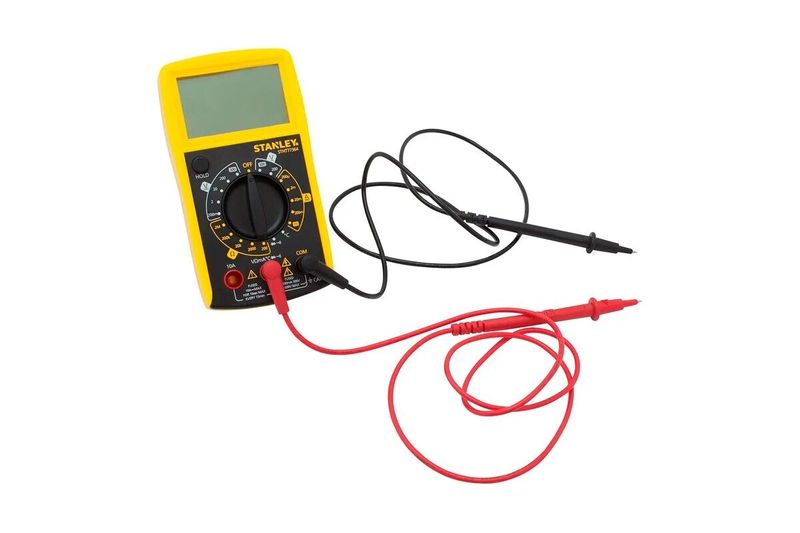 Multímetro LCD CAT III 200/600V Stanley, equipo amarillo con sus sondas de prueba roja y negra conectadas