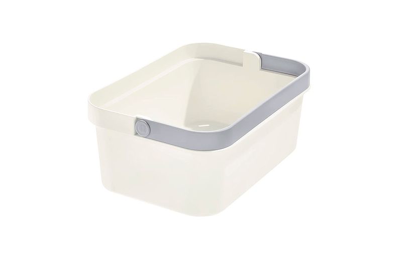 Organizador de almacenamiento con agarre plástico Interdesign, caja color hueso con mango gris en vista diagonal
