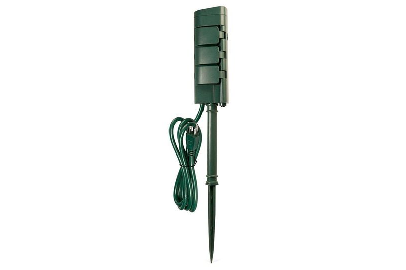 Extensión smart wifi para exterior 6 salidas 6 pies verde Feit Electric, vista frontal con cable enrollado y estaca