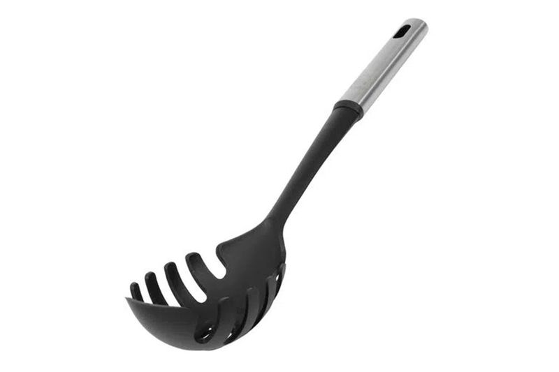 Cuchara para spaghetti silver industrial Ilko, vista lateral completa con mango metálico y cuerpo negro con ranuras