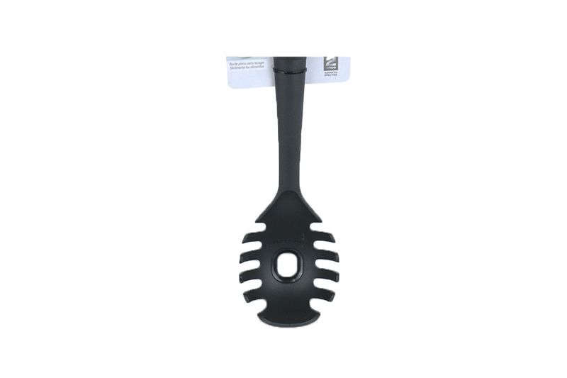 Cuchara para spaguetti silver industrial Ilko, vista frontal del utensilio negro con etiqueta blanca en el mango