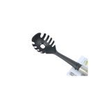 Cuchara para spaghetti silver industrial Ilko, vista lateral del utensilio negro con mango metálico y etiqueta blanca