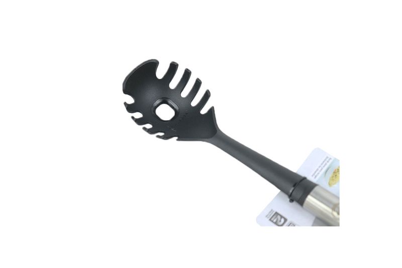 Cuchara para spaghetti silver industrial Ilko, vista lateral del utensilio negro con mango metálico y etiqueta blanca