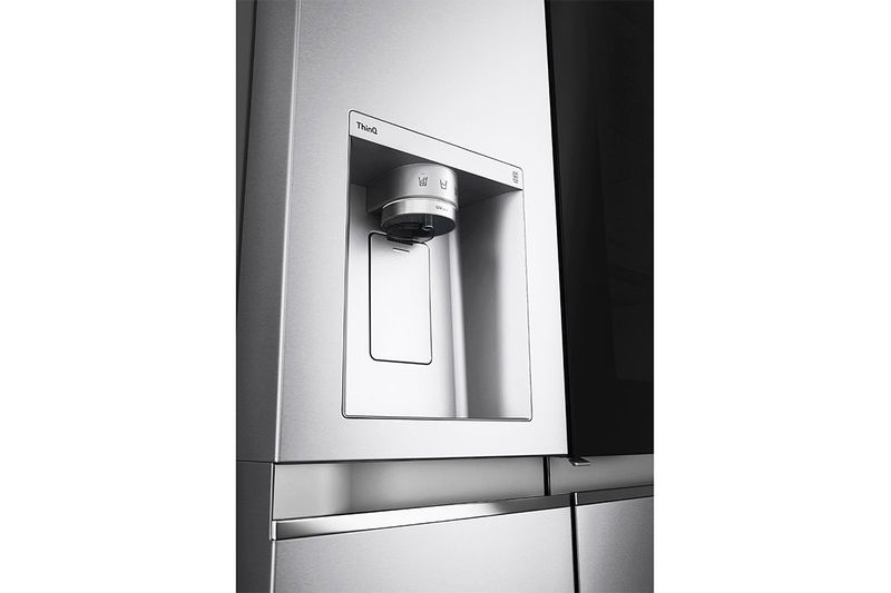 Refrigerador inverter InstaView con dispensador p/negra SBS 679 L silver LG, primer plano del dispensador de agua y hielo