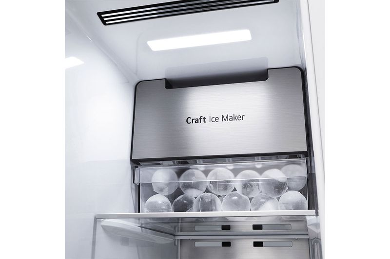 Refrigerador Inverter InstaView con dispensador negra SBS 679 L silver LG, detalle interno del Craft Ice Maker con hielos