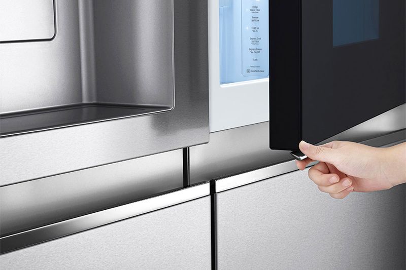 Refrigerador inverter InstaView con dispensador negra SBS 679 L silver LG, detalle de mano abriendo la puerta inferior