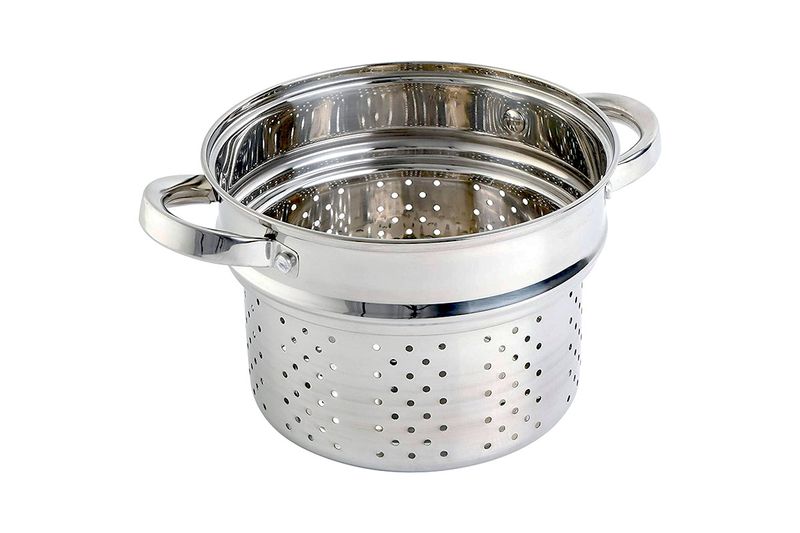Juego de olla y vaporera para cocina pasta 5 qt Oster, vista frontal del inserto perforado dentro de la olla
