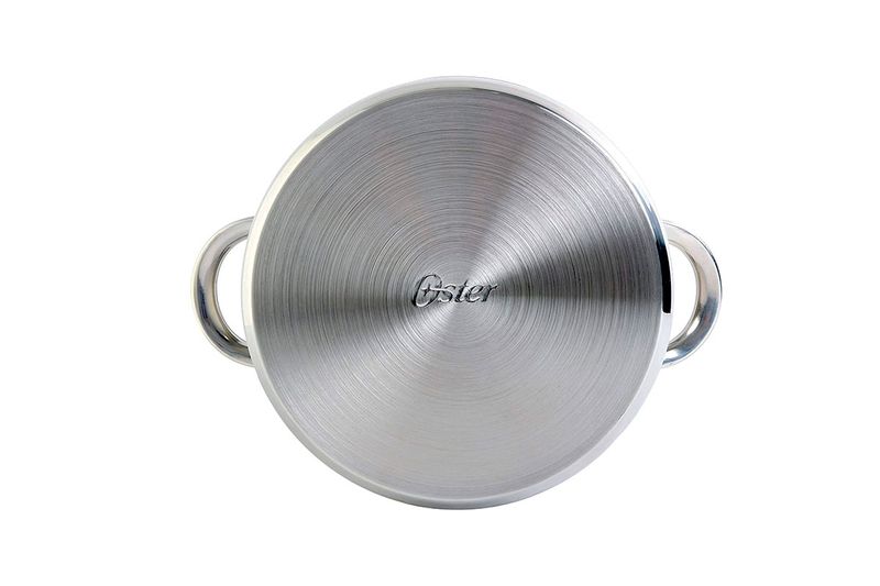 Juego de olla/vaporera para cocina pasta 5 qt Oster, vista superior de la tapa de acero inoxidable con logo grabado