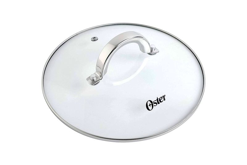 Juego de olla y vaporera para cocina pasta 5 qt Oster, primer plano de la tapa de vidrio con asa metálica y logo