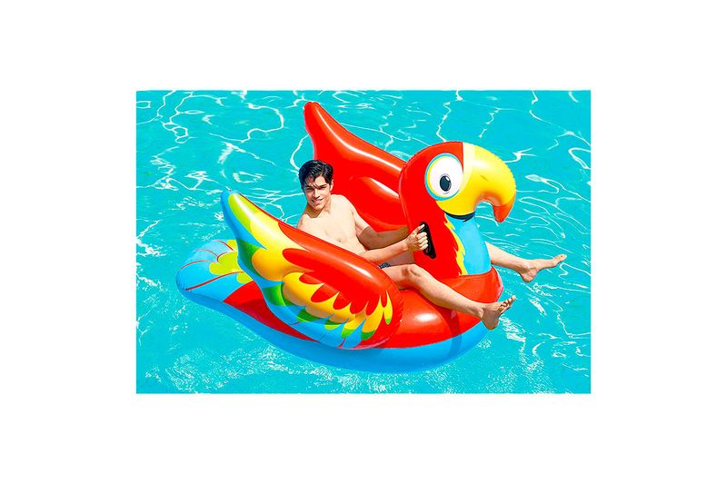 Flotador Peppy Parrot 6'8x8" x 52" Bestway, hombre adulto usando el inflable de loro colorido sobre el agua de una piscina