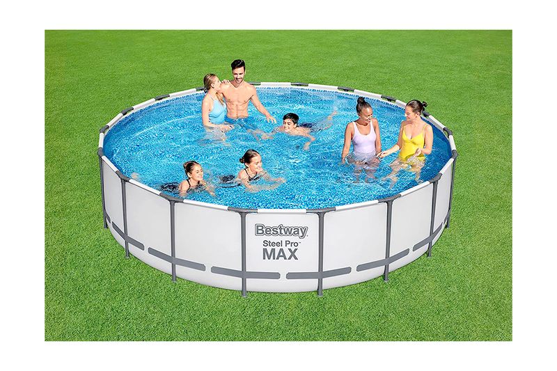 Set piscina Steel Pro Max 5.49 m x 1.22 m Bestway, vista general con personas nadando en el césped