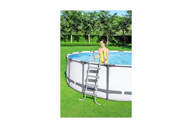 Set piscina Steel Pro Max Bestway de 5.49 m x 1.22 m, detalle de la escalera gris con una persona ingresando al agua