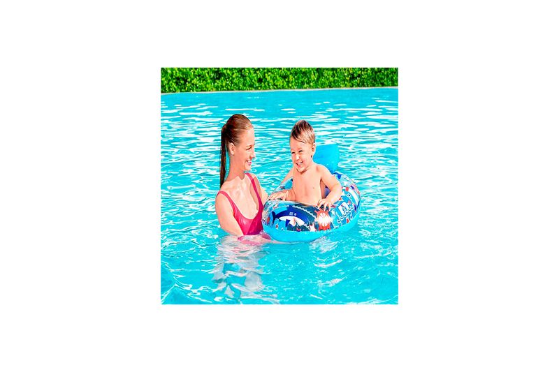 Flotador Baby Watercraft 24 meses-10 años Bestway, niño usándolo en una piscina junto a una mujer
