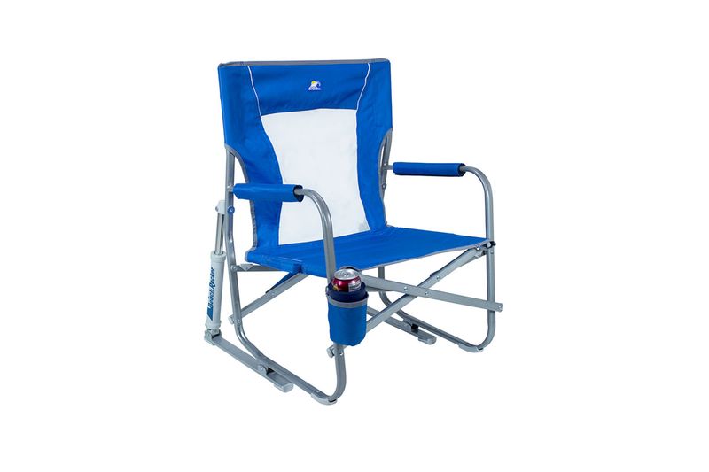 Silla de camping plegable exterior Waterside azul GCI Outdoor, vista frontal con portavasos y estructura gris
