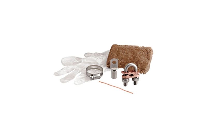 Kit de conexión inferior Erico, componentes metálicos, guantes blancos y bloque de material aislante marrón