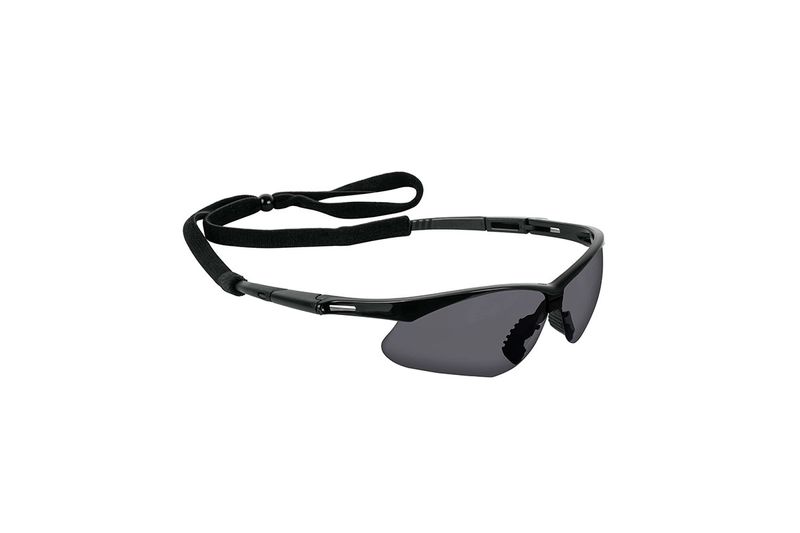 Lente de seguridad gris General Electric Sport antiempañante y UV, vista lateral con correa ajustable negra