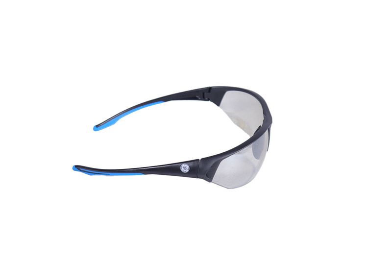 Lente de seguridad gris General Electric Sport antiempaño UV, vista lateral donde se aprecian los detalles azules en las