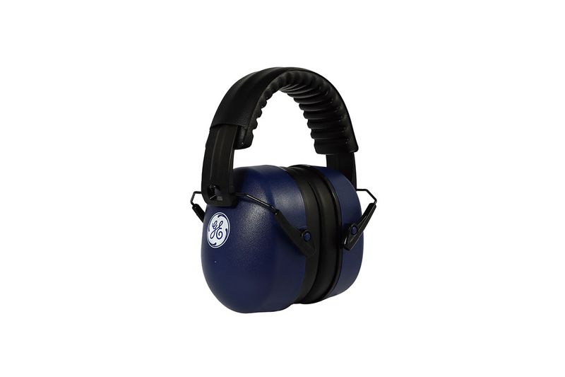 Protector auditivo azul General Electric tipo orejera de 26 dB plegable, vista lateral cerrada con logo blanco en la copa