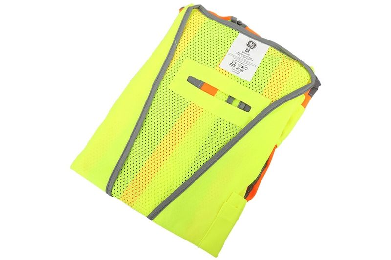 Chaleco reflectivo General Electric de cintas reflectivas, verde, 8 bolsillos, talla M, doblado con etiqueta blanca