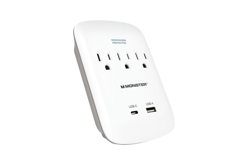 Protector de sobretensiones 3 salidas 15 amp y 1 USB-1 tipo C Monster, vista frontal del dispositivo blanco con puertos