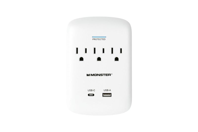 Protector de sobretensiones 3 salidas 15 amp y 1 USB-1 tipo C Monster, vista frontal blanca con puertos y luz LED azul