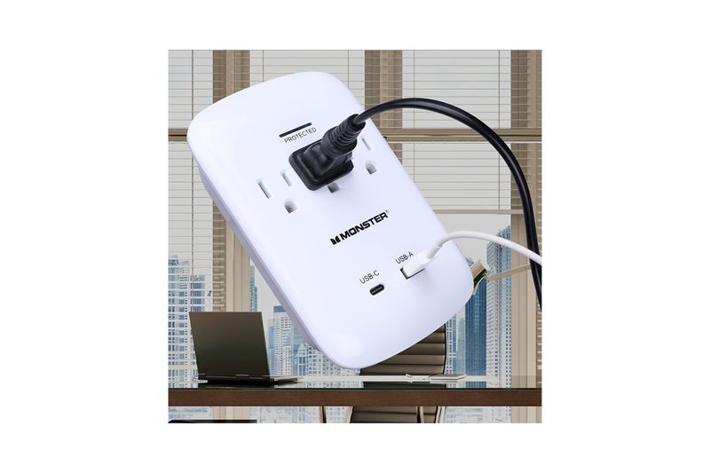 Protector de sobretensiones 3 salidas 15 amp y 1 USB-1 tipo C Monster, blanco con cables conectados en sus puertos