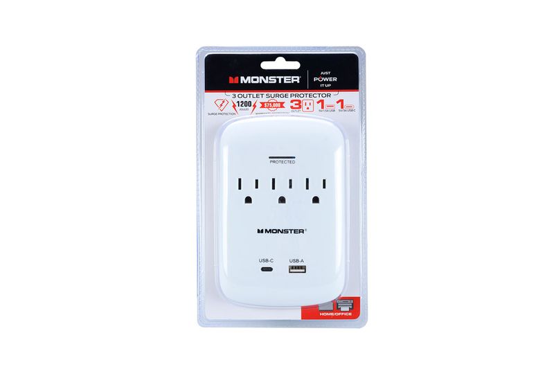 Protector de sobretensiones 3 salidas 15 amp y 1 USB-1 tipo C Monster, empaque plástico con detalles técnicos en rojo