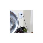 Protector de sobretensiones 3 salidas 15 Amp y 1 USB-1 Tipo C Monster, instalado en pared con cables conectados