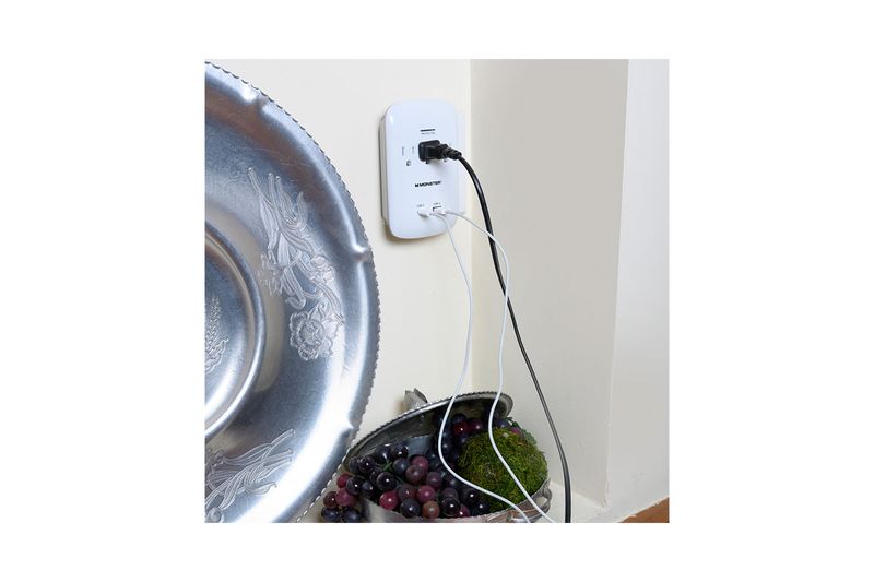 Protector de sobretensiones 3 salidas 15 Amp y 1 USB-1 Tipo C Monster, instalado en pared con cables conectados