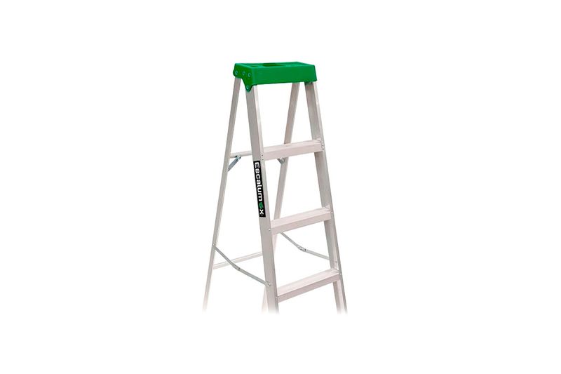 Escalera tijera de aluminio Steel Grip de 4 pies, 90 kg y tipo III, vista frontal con plataforma superior verde