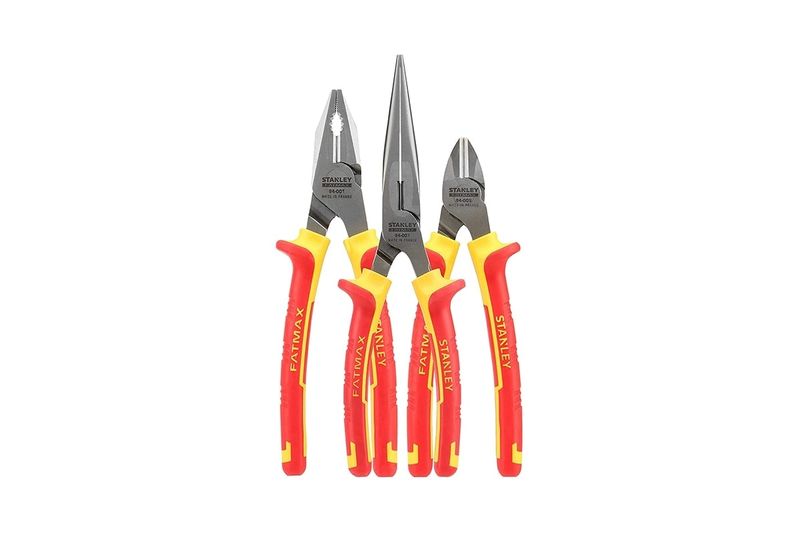 Juego de alicates 3 piezas 1000 V Stanley, tres herramientas con mangos rojos y amarillos sobre fondo blanco