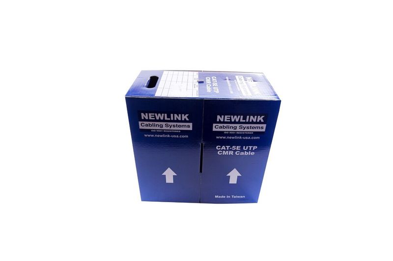 Cable UTP Cat5e CMR gris Newlink, caja de cartón azul con información técnica y logotipos de la marca