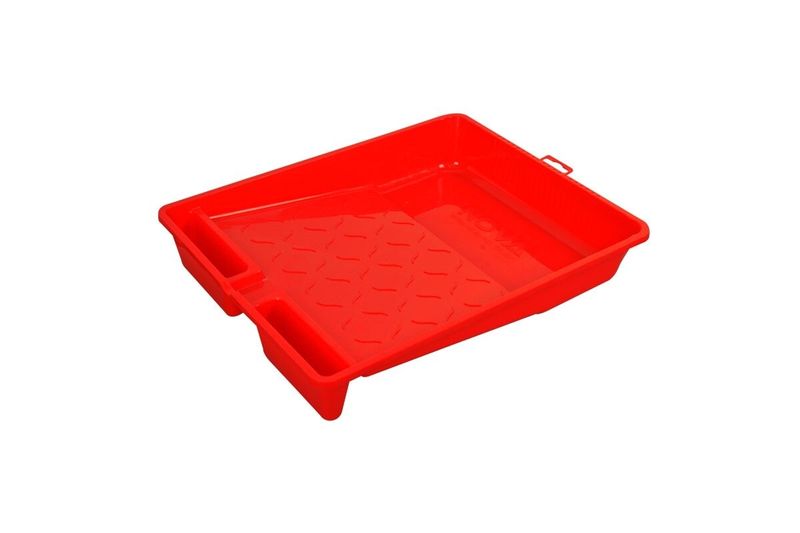 Bandeja para pintar plástico Nova roja de 9 pulgadas estándar, vista diagonal sobre fondo blanco