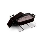 Barbacoa a carbón de mesa de 10 pulgadas negro Char-Broil, vista lateral abierta con tapa apoyada y patas metálicas