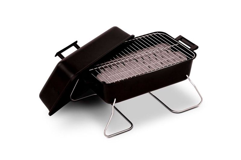 Barbacoa a carbón de mesa de 10 pulgadas negro Char-Broil, vista lateral abierta con tapa apoyada y patas metálicas