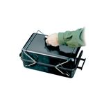 Barbacoa carbón de mesa 10 pulgadas negro Char-Broil, mano sujetando la manija superior para transportarla
