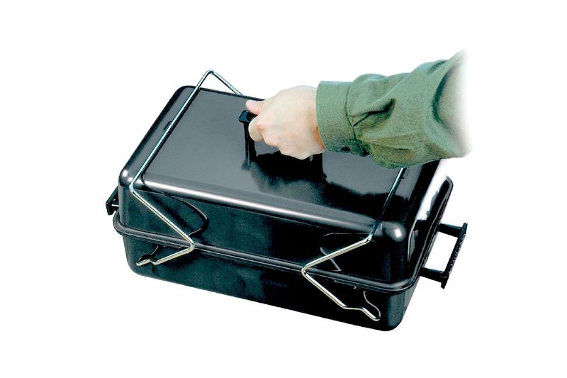 Barbacoa carbón de mesa 10 pulgadas negro Char-Broil, mano sujetando la manija superior para transportarla